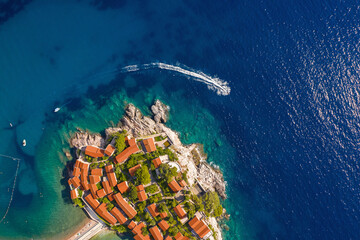 Wall Mural - Sveti Stefan, eine kleine Adria-Insel in der Nähe von Budva in Montenegro. Aussicht von oben