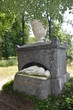 strarożytny sarkofag w romantycznym parku