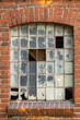 Stare okno - wybite szyby.
