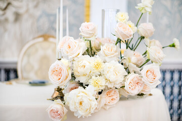 Sticker - Flower arrangement in the center of the table