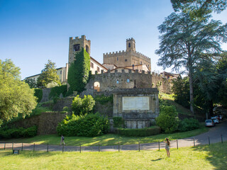 Wall Mural - Italia, Toscana, provincia di Arezzo, il paese di Poppi,il castello dei Conti Guidi.