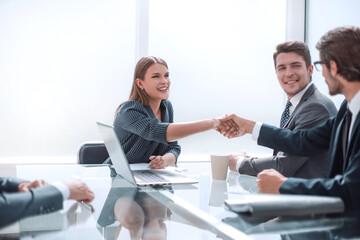 Fototapete - Business people shaking hands in board room