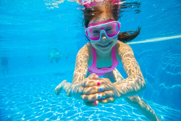 Wall Mural - girl swiming  in  pool