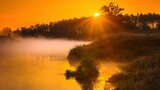 Fototapeta  - Wschód słońca nad rzeką Wartą. Słońce, mgła i rzeka o świcie