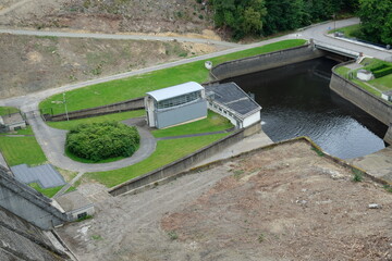 FU 2020-07-25 Belgien hin 145 Auf der Wiese am Teich steht ein Gebäude