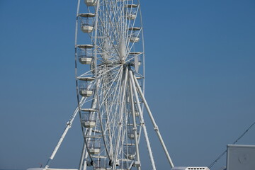 Poster - FU 2020-08-12 Fries T3 564 Weißes Riesenrad unter blauem Himmel