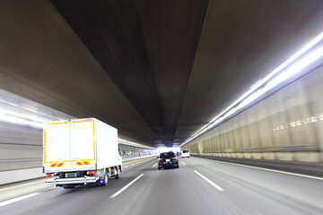 Poster - 高速道路のトンネルを走行するトラックと車