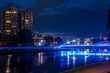 niebieskie podświetlenie Mostu Piastowskiego w Opolu w nocy
