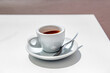 popołudniowe espresso na oświetlonym słońcem stoliku