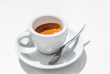 Fototapeta  - Aromatyczne, świeże espresso w białej filiżance na białym tle