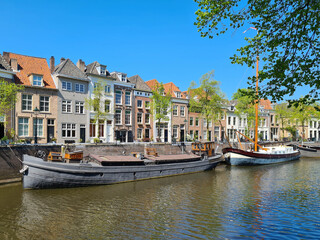 The old facades of Brede Haven seen from Smalle Haven in Den Bosch. With from left to right and next to the quay walls, the boats Three Brothers, Catharina and De Enkeling in the Dieze river.