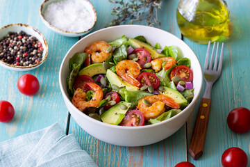 Salad with shrimps, avocado, tomatoes, onions and seeds. Healthy eating. Diet.