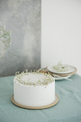 Poster - White wedding cake with flowers