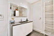 © Casa imágenes - Interior design of beautiful and elegant bathroom