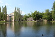Blick über den Teich im Englischen Garten in Meiningen