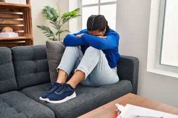 Canvas Print - Young hispanic woman crying having psychology session at clinic