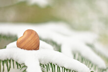 Heart In Snow - Winter Love - Wood Heart - Holz Herz Im Winter Schnee