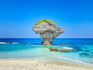 rock in the sea | tourist attraction in taiwan | vase rock in xiao liu qiu
