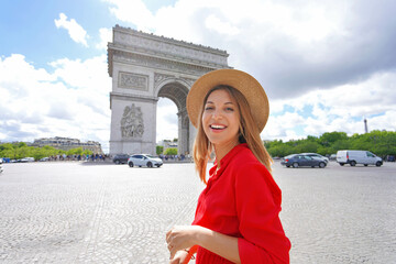 Wall Mural - Portrait of young fashion woman walking in Paris with Arc de Triomphe, France