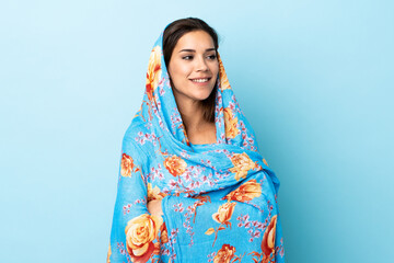 Sticker - Young Moroccan woman with traditional costume isolated on blue background thinking an idea while looking up