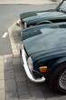 Englische Roadster Klassiker der Siebziger Jahre in typischem British Racing Green im Sommer bei Sonnenschein auf dem Parkplatz vor dem Lenkwerk in Bielefeld im Teutoburger Wald in Ostwestfalen-Lippe