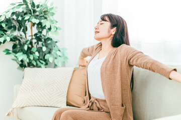 Poster - ソファで深呼吸する日本人女性（起床・睡眠・寝起き）
