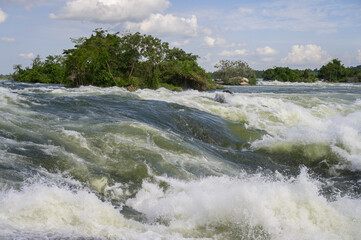 Wall Mural - The Itanda Falls of the Victoria Nile