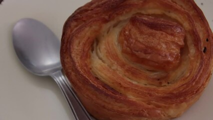 Wall Mural - délicieux kouign amann dans une  assiette