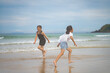 © 裕使 大嶽 - 海で遊ぶ子供