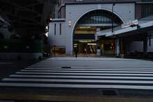 大阪梅田・有名な横断歩道の朝