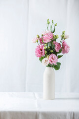 Fotomurales - Pink lisianthus flowers in white vase