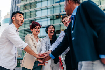 Canvas Print - Excited business people in group huddle