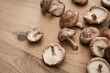 Shitake Pilze auf Holztisch