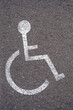 place handicapée indiquée au sol sur l'aphalte