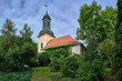 Kirche im Grünen: üppige Vegetation umrahmt die denkmalgeschützte Dorfkirche in Grube