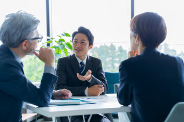 Poster - 和やかな雰囲気でミーティングをする日本人男女