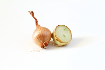 Wall Mural - fresh shallots onion bulbs isolated on white background