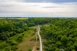 Trasa siedmiu wzgórz - leni widok z lotu ptaka na ścieżkę wśród otaczającej zieleni, miasto Gorzów Wielkopolski