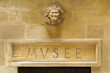 Fronton de porte d'un musée // Door pediment of a museum