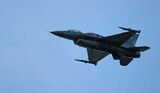 Fototapeta  - Amerykański odrzutowiec Airshow F-16, samolot wielozadaniowy jastrząb, niebo pokaz lotniczy viper 