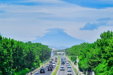 夏のR134からの富士山と笠雲