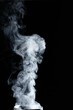 Makro Nahaufnahme von Wasserdampf, weiß vor schwarzem Hintergrund | copy space