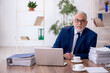 © Elnur - Old male employee working in the office