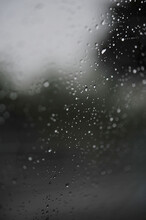雨の日の車の窓ガラスについた水滴