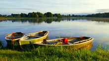 3 Angelboote Liegen Malerisch Auf Dem Bad Soier See Im Morgenlicht Am Ufer Des Spiegelnden Sees