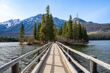 Wall Mural - Pyramid Island, Pyramid Lake. Jasper National Park landscape. Canadian Rockies nature scenery background. Alberta, Canada.