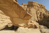 Fototapeta  - Skutki wietrzenia skał - ustynia Wadi - rum. Jordania.