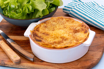 Canvas Print - plat de lasagnes bolognaise et salade sur une table