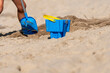 niebieskie wiaderko na piasku plaży nad morzem w słońcu