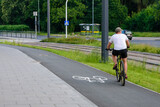 Fototapeta  - Rowerzysta porusza się po ścieżce rowerowej. 